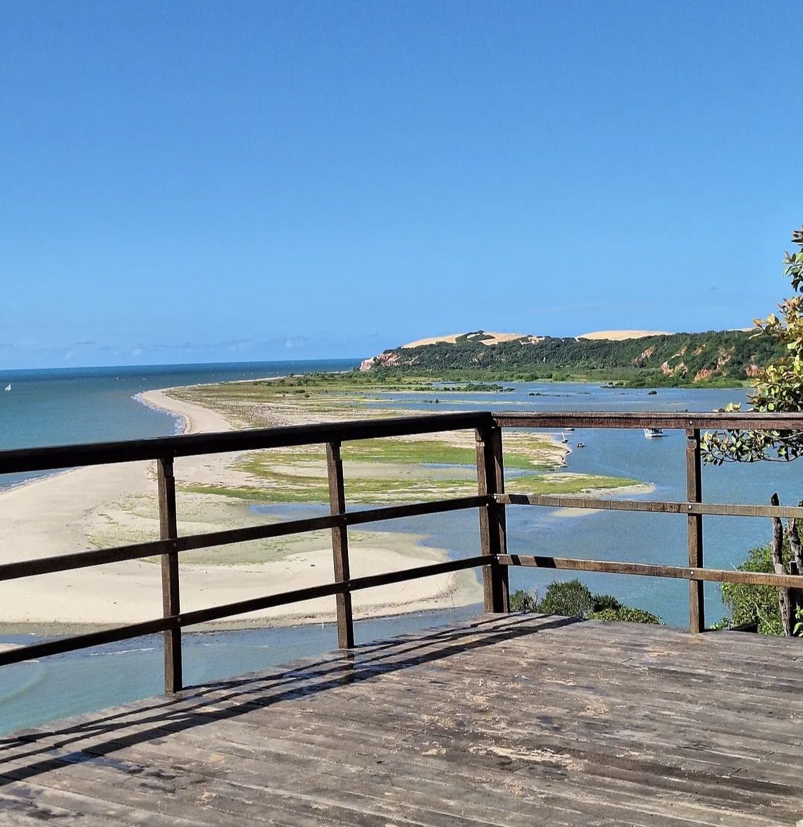 Vista do deck da barraca Brisa do Mar sobre a falésia, com o estuário e o mar