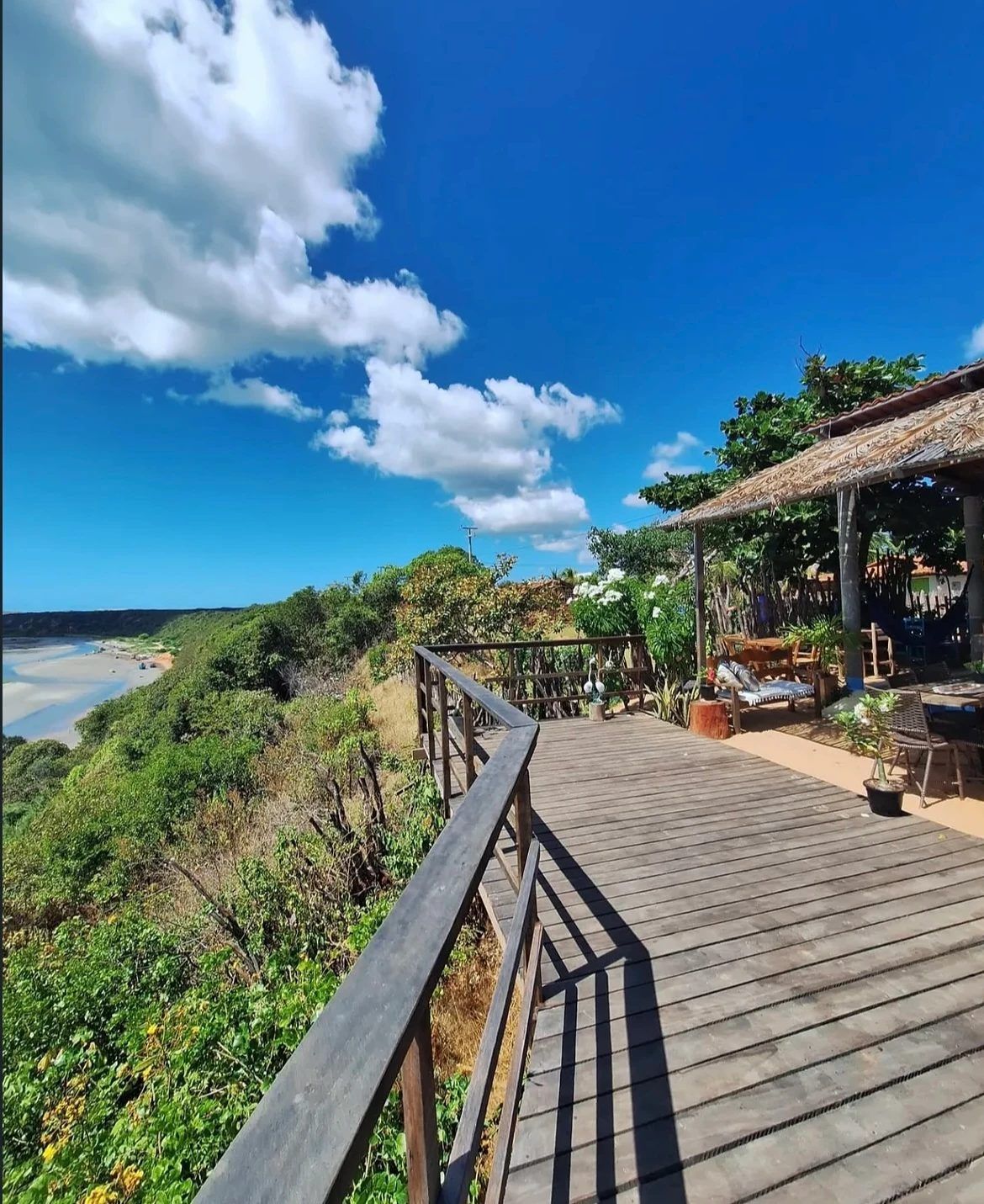 Deck da Brisa sobre a falésia com vista para o mar
