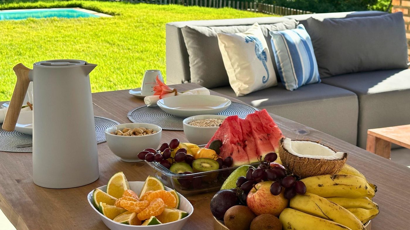 Mesa posta com café da manhã e frutas