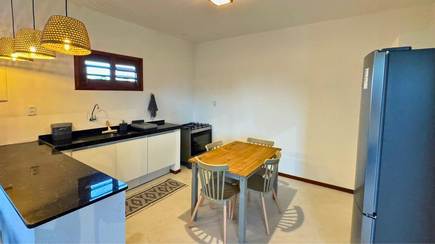 Cozinha equipada com mesa de jantar