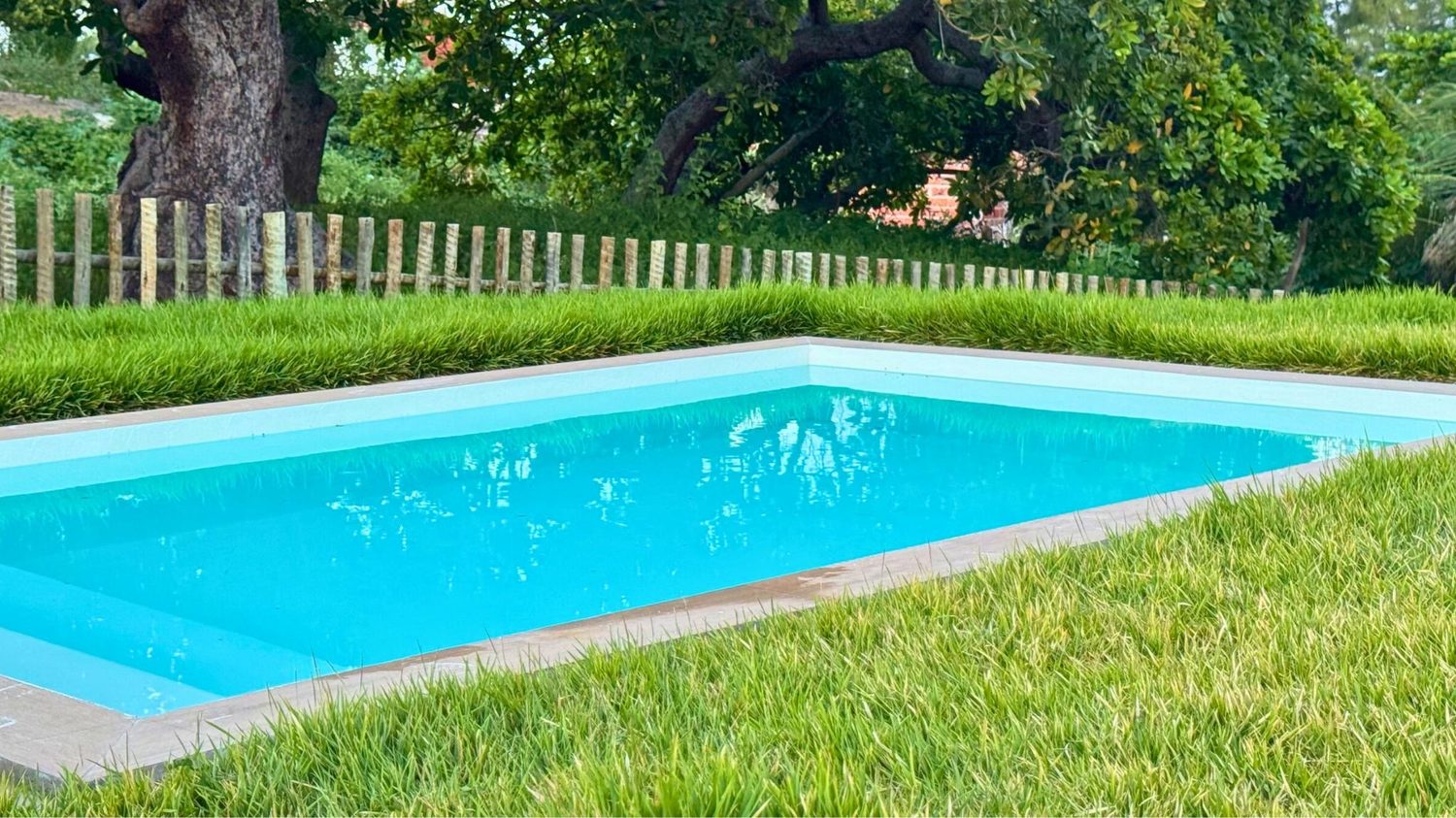 Piscina de frente para o gramado