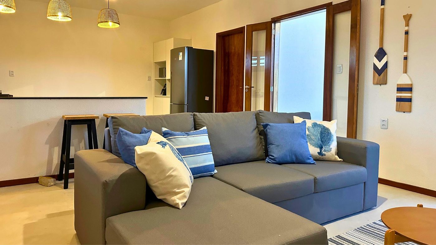Sala de estar com sofá e almofadas