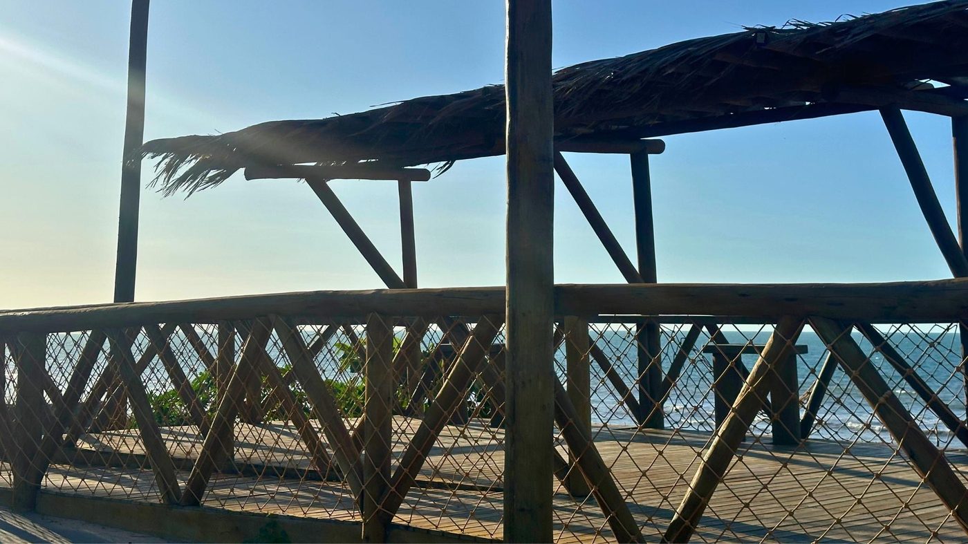 Varanda da Coast House com vista para o mar ao entardecer